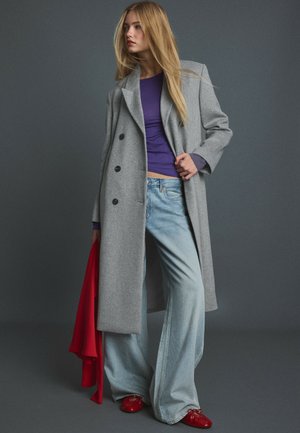 Stradivarius, STRAIGHT FELT TEXTURE COAT - Manteau classique - light grey