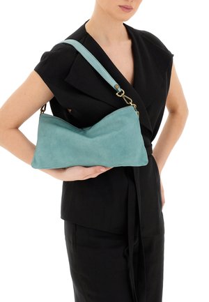 Una borsa a tracolla in suede turchese con una forma triangolare e una tracolla removibile, dotata di hardware in tono oro e una texture liscia.