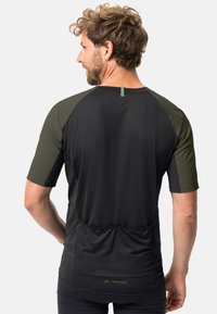 Moška kratkosleeve kolesarska majica v črni barvi z olivno zelenimi raglan rokavi, opremljena s hrbtnim žepom in zračno mrežno teksturo.