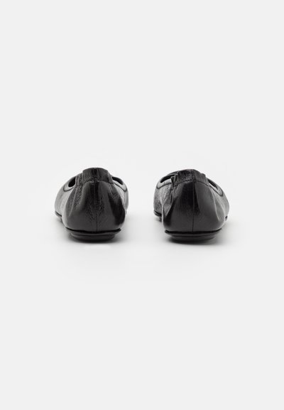 Ballerines noires en cuir avec un dos arrondi, légère brillance et design ouvert sur les côtés, présentant une surface texturée et une finition douce.