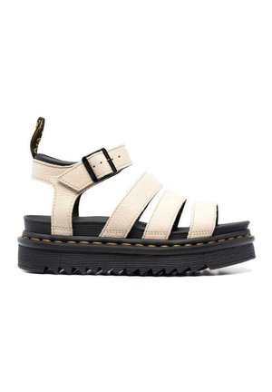 Beige læder platformsandal med tre remme over foden, justerbar anklerem med sort spænde og tyk sort ribbet sål.