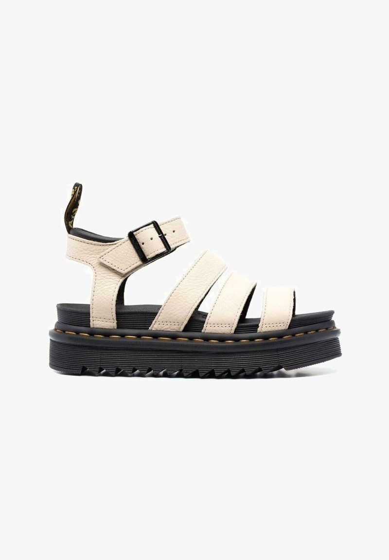Sandale à plateforme en cuir beige avec trois brides sur le pied, bride de cheville réglable avec boucle noire, et semelle noire épaisse à rainures.