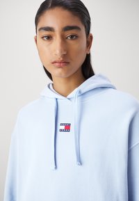 Tommy Jeans TJW BXY BADGE - Sportinis megztinis - breezy blue