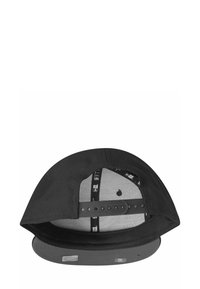 Casquette noire à visière plate ; l'intérieur est doté d'un doublure grise et d'une fermeture réglable à snapback. Des motifs sont visibles sur la bande intérieure.