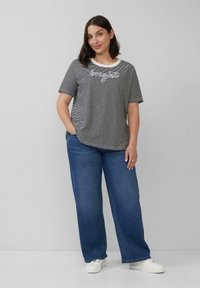 Gestreept T-shirt met korte mouwen en witte kraag, voorzien van een ontwerp met de tekst "bright", gecombineerd met losse blauwe jeans en witte sneakers. Eenvoudige, casual stijl.