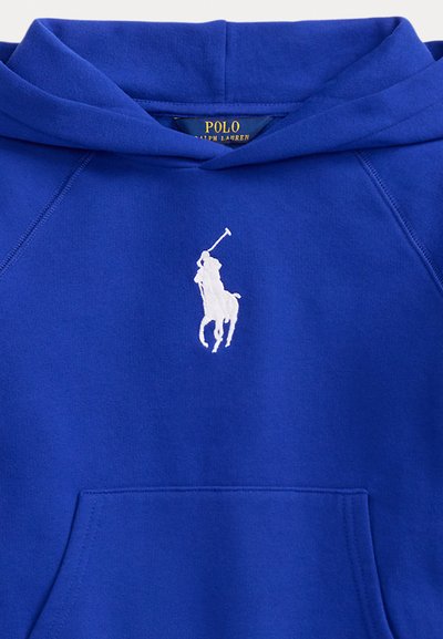 Blå hettegenser laget av mykt fleece-materiale med en hvit brodert logo av en polospiller til hest. Inkluderer frontlomme og hette.