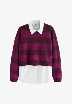 Afskåret sweater i mørk lilla og fuchsia stribet design, lavet af et blødt materiale. Har en hvid krave skjorte under.