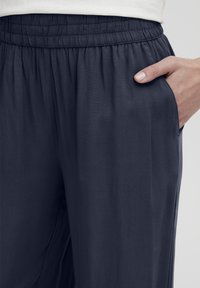 Oxmo OXELISABETH REGULAR FIT - Pantalon classique - total eclipse