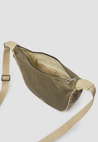 Metalen gaas heuptas in brons, met een beige stoffen band, bovenrits en een glad binnenzak. Compact en gestructureerd ontwerp.