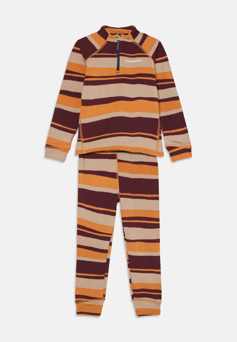 Maglione a maniche lunghe a righe e pantaloni abbinati in arancione, marrone e beige con zip a quarti e logo Didriksons sul petto.