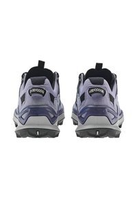 Un paio di scarpe da escursionismo viola e nere con suole robuste e linguette sul tallone, viste da dietro su uno sfondo bianco.