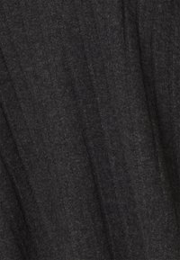 Tissu tricoté gris foncé avec texture côtelée verticale et surface douce, légèrement duveteuse.