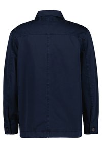 Navyblauwe jas met een geknoopte voorzijde, lange mouwen en een rechte snit. Voorzien van een klassieke kraag en zichtbare stiksels langs de naden.