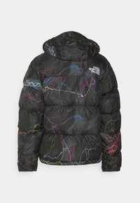 Svart puffjacka med flerfärgade abstrakta linjemönster, huva och vit "The North Face"-logotyp på övre delen av ryggen.