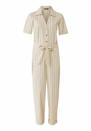 Béžový pruhovaný overal s krátkými rukávy, s klopovým límcem, předními knoflíky a vázacím páskem v pase. Materiál vypadá hladce a lehce.