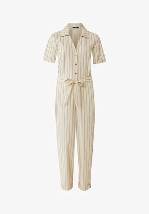 Beige gestreifter Jumpsuit mit kurzen Ärmeln, Reverskragen, Vorderknöpfen und einem Bindegürtel in der Taille. Der Stoff wirkt glatt und leicht.