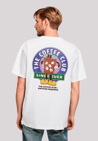 Weißes Baumwoll-T-Shirt mit einem bunten grafischen Design auf der R�ückseite, das ein Cartoon-Kaffeegetränk mit Eiswürfeln und verspieltem Text darstellt.