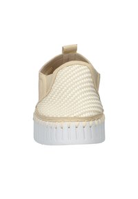 Instap-schoen met een geweven beige bovenwerk, een gepolsterde kraag en een witte rubberen zool met verhoogde delen voor grip. Minimalistisch ontwerp.