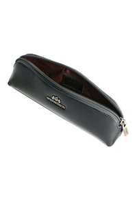 Trousse à crayon en cuir noir avec fermeture éclair argentée, détail du logo sur le devant, et une texture lisse. Intérieur doublé d'un motif sombre.