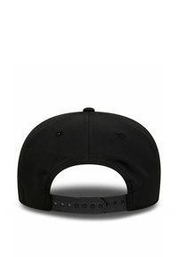 Schwarze Snapback-Kappe aus strukturiertem Stoff. Verfügt über Belüftungsöffnungen an den Seiten und einen verstellbaren Kunststoffriemen auf der Rückseite.