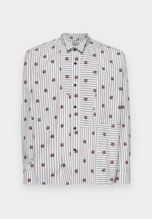 Overhemd met knoopsluiting, gekenmerkt door afwisselende grijze en witte strepen met kleine kastanjebruine bloemaccenten, een opgestikte zak en een kraagloos ontwerp.