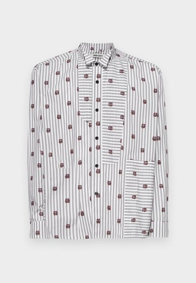 Skjorta med knappar som har växlande grå och vita ränder med små maroonblommönster, en bröstficka och kragefri design.