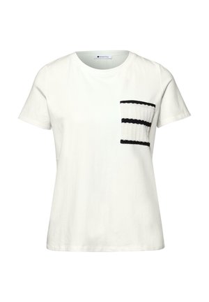 Biała koszulka z krótkim rękawem, okrągłym dekoltem i dzianą kieszenią na piersi z czarnymi poziomymi paskami.