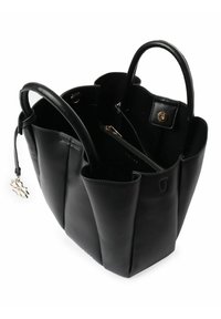 Zwarte leren tote bag met een gestructureerd ontwerp, twee handvatten, een ritszak aan de binnenkant en een decoratieve charme eraan bevestigd.