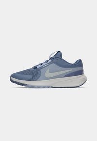 Nike trkaći tenisice u svijetloplavoj boji, s mrežastim gornjim dijelom, podstavljenim ovratnikom, teksturiranim potplatom i reflektirajućim detaljima.