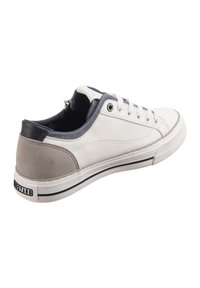 Baskets blanches avec talon en suede gris et accents navy. Lacer à l'avant, semelle en caoutchouc, finition en cuir texturé et logo au dos.