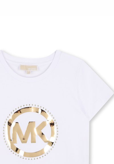 Λευκό κοντομάνικο T-shirt με χρυσό μεταλλικό λογότυπο "MK" μέσα σε κύκλο, περιτριγυρισμένο από μικρά χρυσά τρουκς στην μπροστινή όψη.