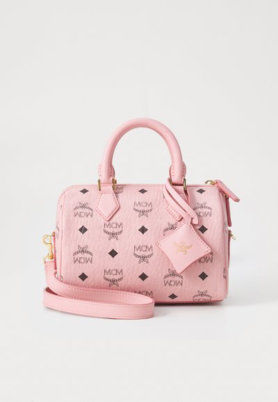 Sac à main en cuir rose avec quincaillerie dorée, poignées supérieures, bandoulière amovible et motif en relief du logo MCM. Dispose d'une étiquette charm.