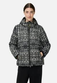 Puffermantel mit Kapuze im schwarz-weißen Karomuster, ausgestattet mit einem Reißverschluss auf der Vorderseite, Taschen und einer isolierenden Steppstruktur.