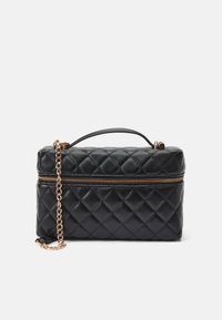 Svart quilted lærveske med gullglidelås, med kjedestropp og topphåndtak. Kompakt rektangulær form med teksturert overflate.