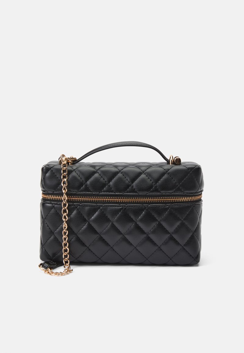 Svart quilted lærveske med gullglidelås, med kjedestropp og topphåndtak. Kompakt rektangulær form med teksturert overflate.
