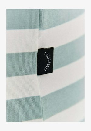 Pruhovaná tkanina s striedajúcimi sa svetlomodrými a bielymi farbami. Čierny štítok má biele línie naznačujúce riasy. Hladká textúra.