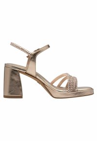 Sandal a tacco alto in metallo dorato con tacco a blocco, cinturino alla caviglia e parte superiore incrociata decorata con strass.