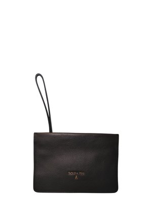 Clutch in pelle nera con cinturino da polso e piccole lettere dorate "PATRIZIA PEPE" al centro davanti su sfondo bianco.