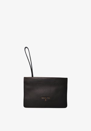 Clutch in pelle nera con cinturino da polso e piccole lettere dorate "PATRIZIA PEPE" al centro davanti su sfondo bianco.