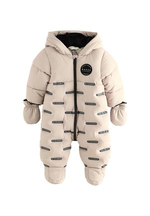 Beez puffer snowsuit kapuutsiga, millel on avatud lukk ja elastsed varrukad. Mitmed tumehallid bränditud kleebised on silmapaistvalt väljas.
