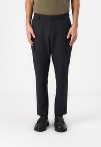 Morske cargo hlače s slim fit krojem, ravnim sprednjim delom, dvema stranskima žepoma in zankami za pas. Narejene so iz gladkega materiala, ki ima subtilen sijaj.