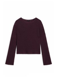 Sweter dzianinowy w głębokim odcieniu fioletu, z teksturowanym ściegiem, okrągłym dekoltem i długimi rękawami, o skróconym fasonie.