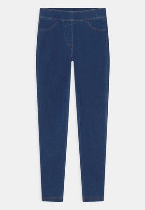 Donkerblauwe, slim-fit damesjeans met elastische tailleband en voorzakken, weergegeven tegen een effen lichte achtergrond.