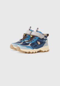 Chaussures de randonnée bleu et marine en matériaux légers, avec des accents texturés, des coques de protection renforcées, et une semelle robuste avec un profil de crampons prononcé.