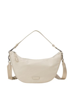 Sac d'épaule beige en forme de croissant, avec une bandoulière amovible et réglable et une fermeture éclair, doté d'une petite étiquette de marque embossée à l'avant.