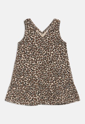 Vestido sem mangas com estampa de leopardos e decote em V, apresentando um fundo bege claro com manchas pretas e laranjas, e uma bainha franzida.