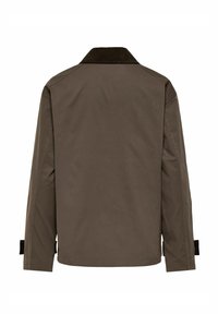 Braune langärmelige Jacke mit dunklerem Kordkragen und verstellbaren Handgelenkriemen, von hinten vor weißem Hintergrund gezeigt.