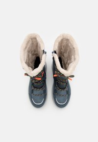 Syntetické sněhule v námořnické modři s huňatým béžovým podšívkou. Barevné splétané tkaničky a nastavitelný design manžety pro teplo a pohodlné nošení.