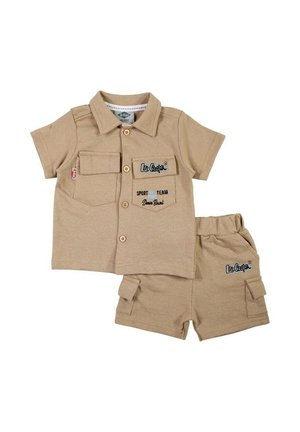 Ensemble deux pièces couleur fauve comprenant une chemise à manches courtes avec col et deux poches, ainsi qu'un short assorti avec poches latérales et détails brodés.