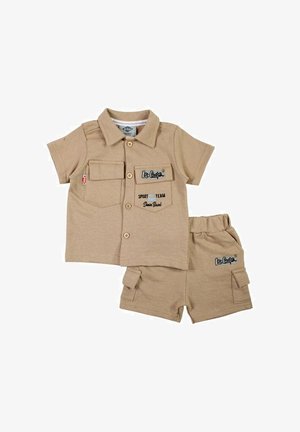 Ensemble deux pièces couleur fauve comprenant une chemise à manches courtes avec col et deux poches, ainsi qu'un short assorti avec poches latérales et détails brodés.